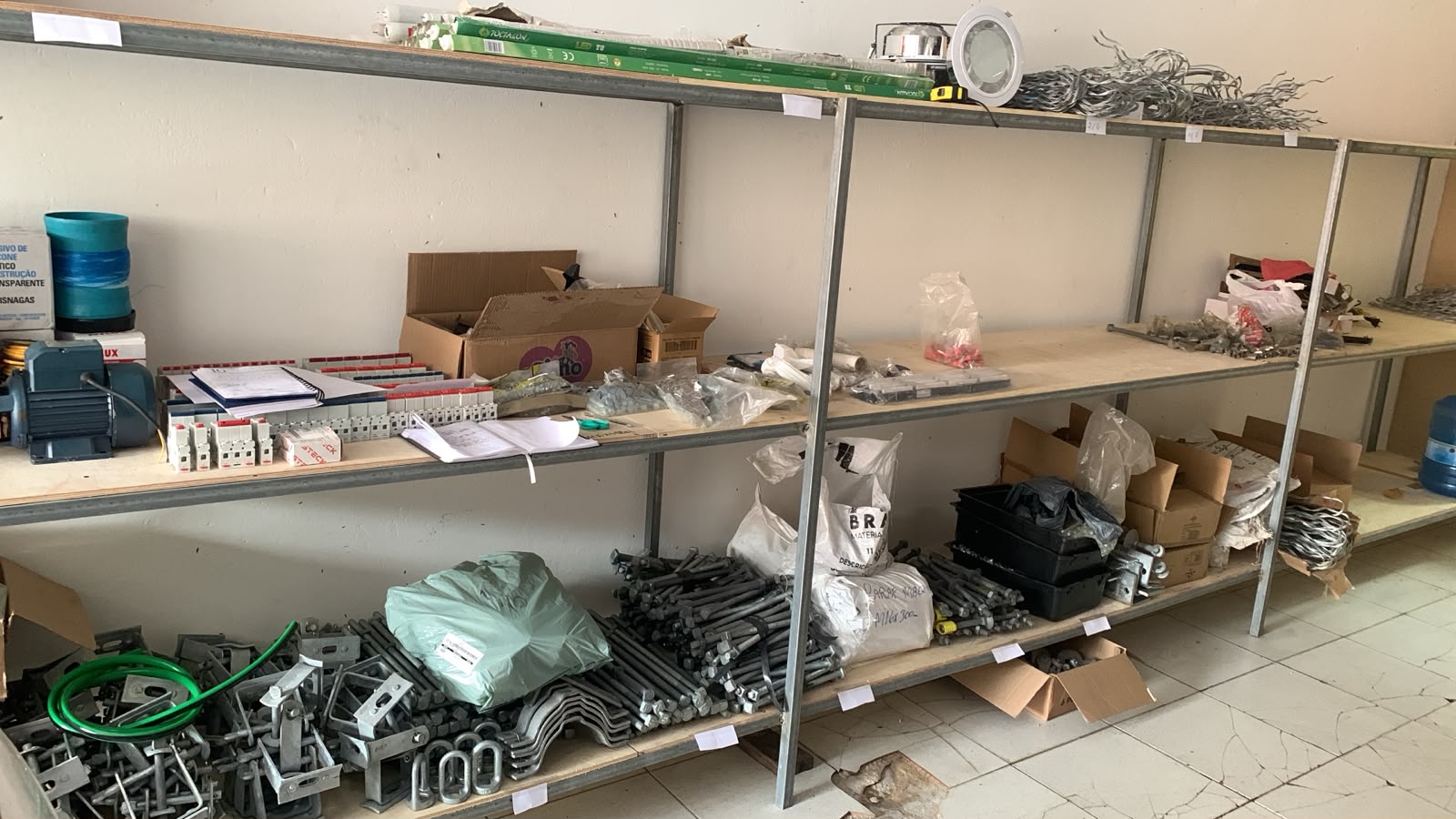 Ferragens galvanizadas, disjuntores e motor elétrico